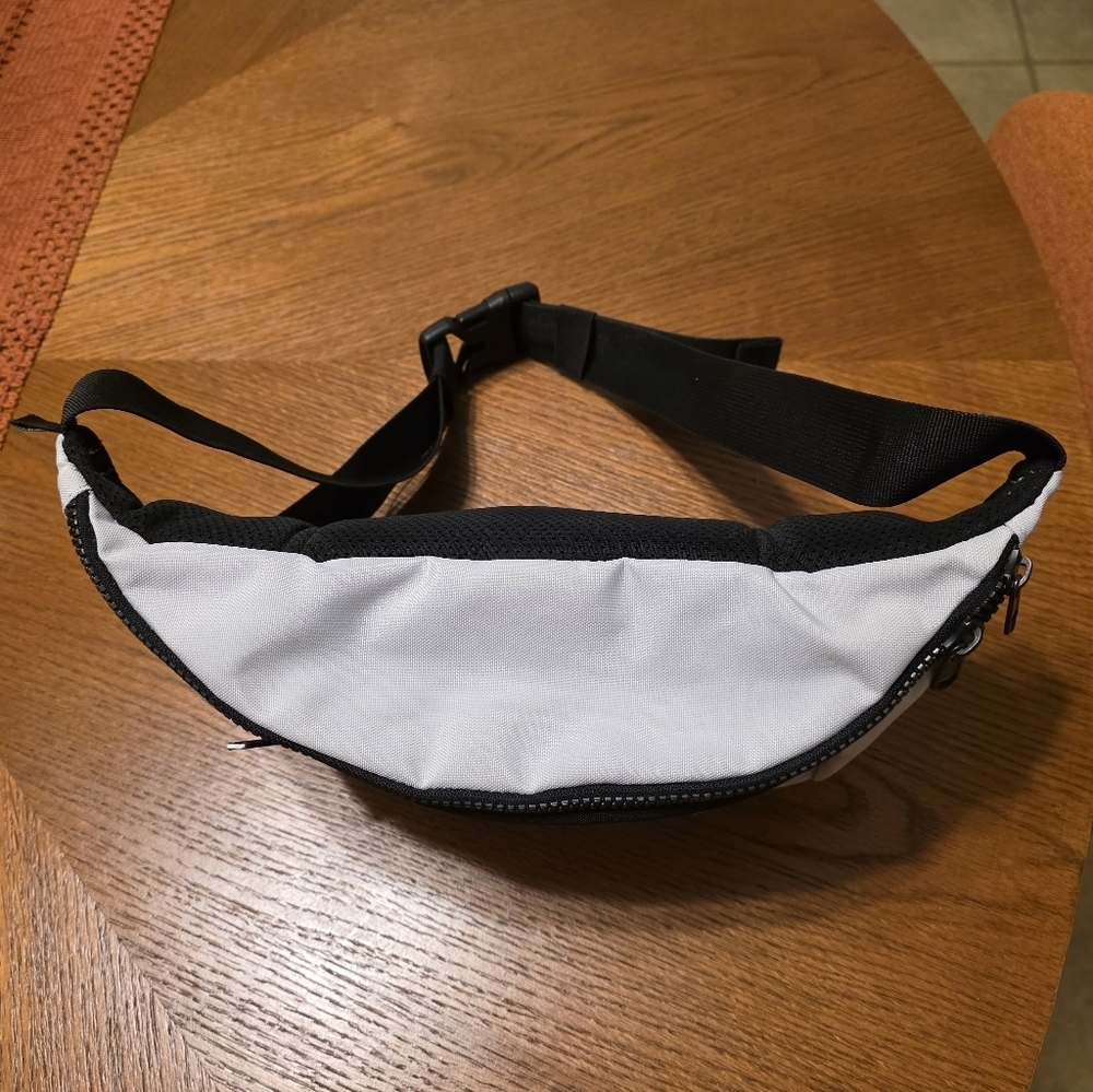 The North Face Borealis LIGHT Gray 13" Sling Bag, EUC - Picture 14 of 16